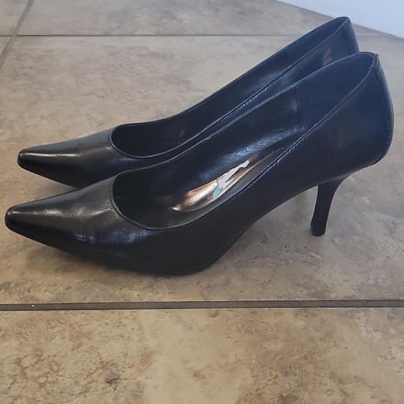 Black heels - Picture 1 of 3
